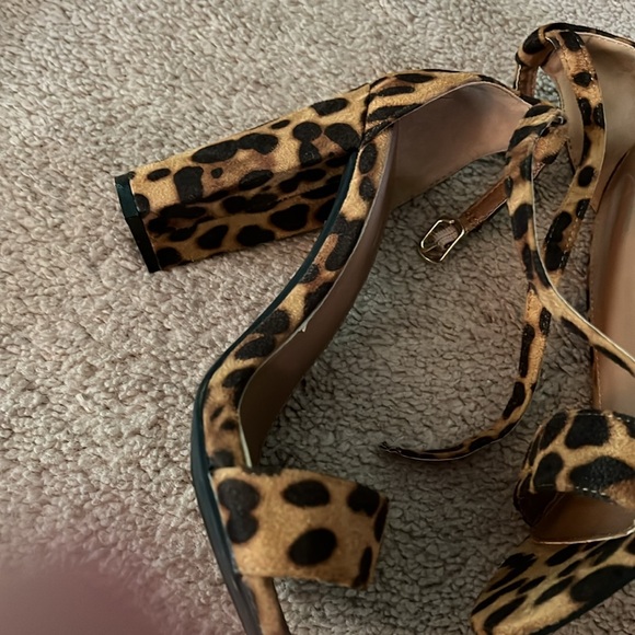 J. Adam’s cheetah print strap sandals size 7.5 - Picture 3 of 4